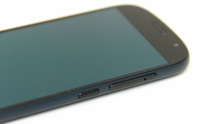 YotaPhone 2: Unter der Lautstärkewippe versteckt sich auch der Nano-SIM-Karten Slot.